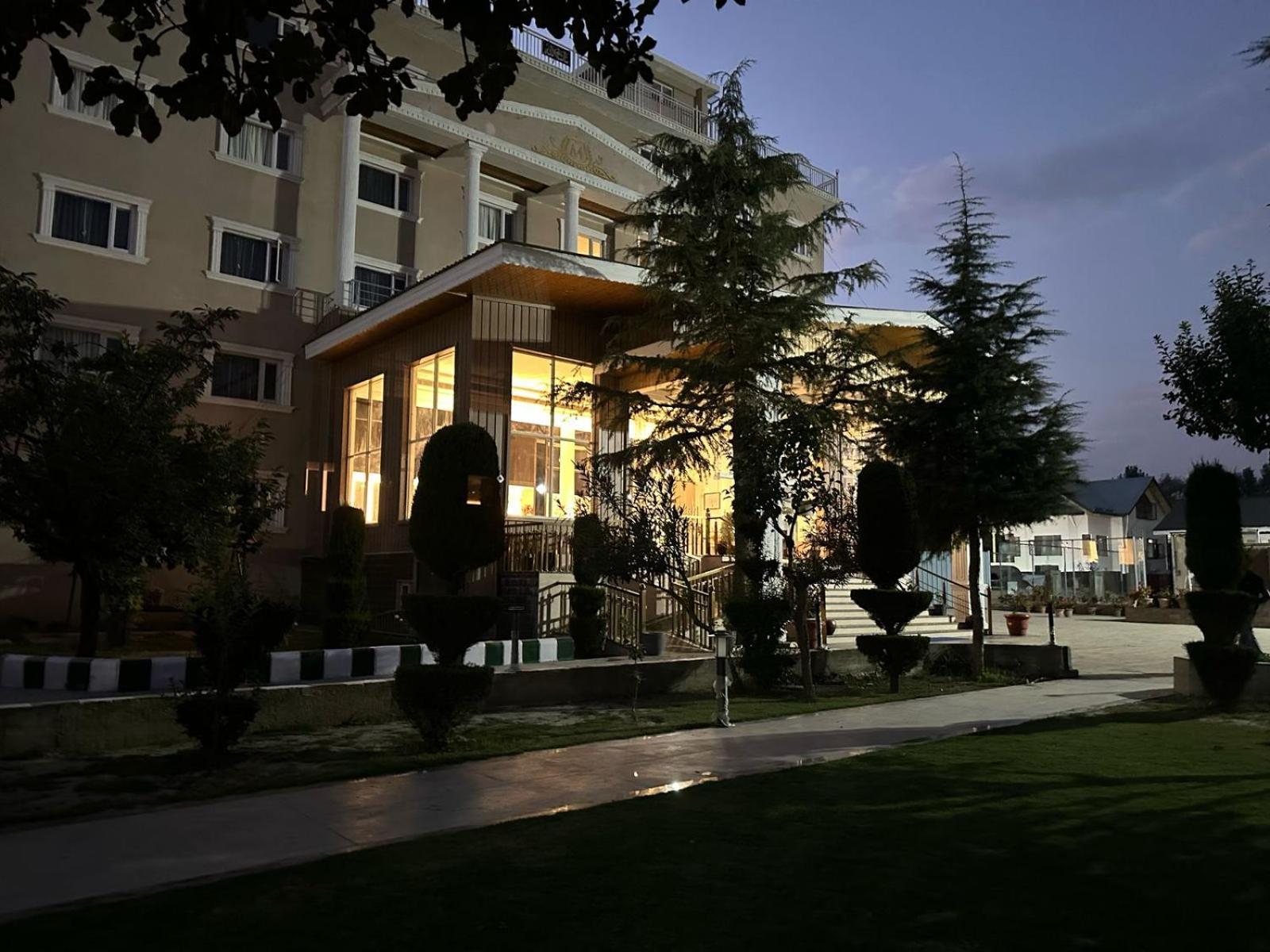 Hotel The Grand Mamta Srinagar (Jammu and Kashmir)